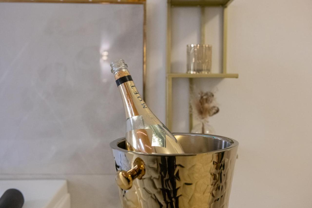 Fashion Apartment Gold Bologna With Jacuzzi & Car Garage Esterno foto