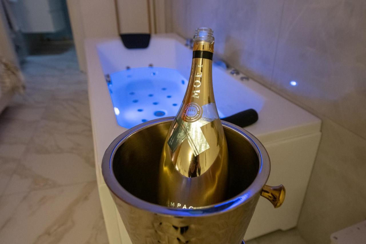 Fashion Apartment Gold Bologna With Jacuzzi & Car Garage Esterno foto